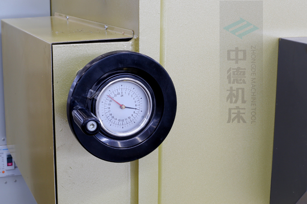 ZDG-832刀片間隙調(diào)節(jié)裝置，設(shè)置在機(jī)架前面，并有刻度顯示，調(diào)節(jié)方便.jpg