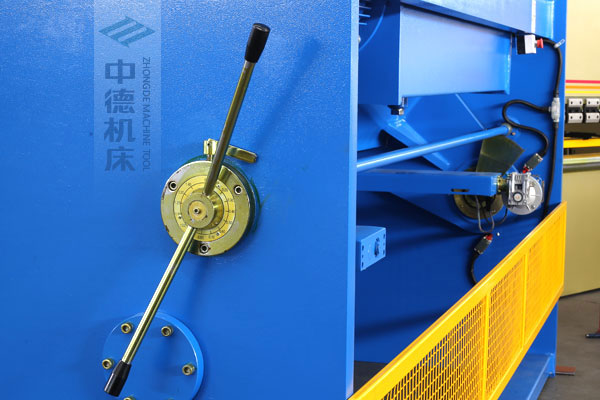 ZDSK-1632剪板機(jī)刀片間隙手動(dòng)調(diào)節(jié)器，刻度清淅，調(diào)節(jié)省力又簡(jiǎn)便.jpg