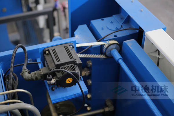 ZDPK-10032配有Y軸伺服定位功能，能精確有效提高Y軸精度，并使工作效率明顯提高