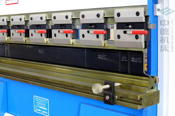 ZDPK-4015-標(biāo)準(zhǔn)分段模具并配合模具快夾，換?？焖?jpg